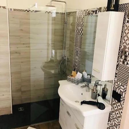 Tenuta Legnate-lake Maggiore, Mxp, Leonardo Accademy 3*
